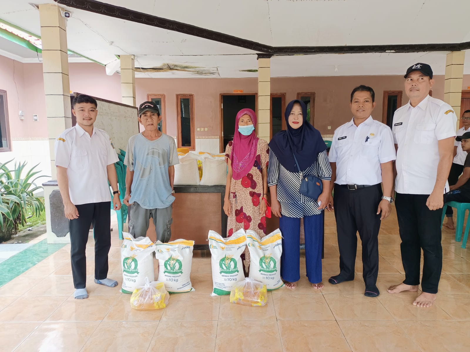 penyaluran-bantuan-sosial-minyak-dan-beras-kecamatan-sangkapura-tahun-2025